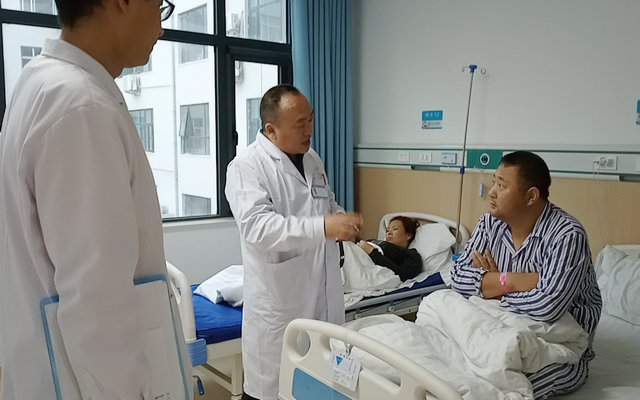 (图:程本维主任住院部查房,为自己主治病人评估病情康复情况).jpg